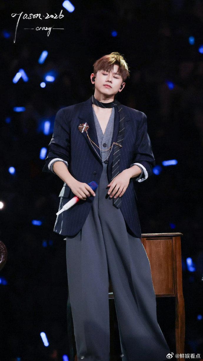 张杰张杰成都演唱会  家人们谁懂这种痛！别人在现场大合唱，我在家戴着耳机跟着吼，