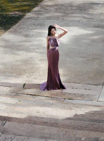 #弦子曲线美##濮院时装周# 弦子的身材曲线在紫色裙装的装扮下，展现出了独具魅力