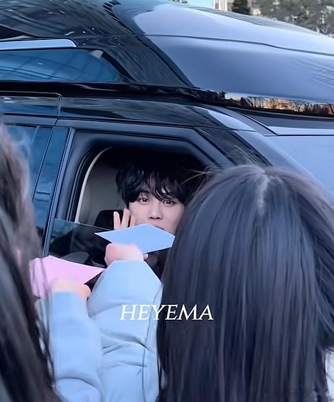 某些韩女能不能守点规矩🥲往人家车里硬塞信和自己照片的 想sl味都快溢出屏幕了?