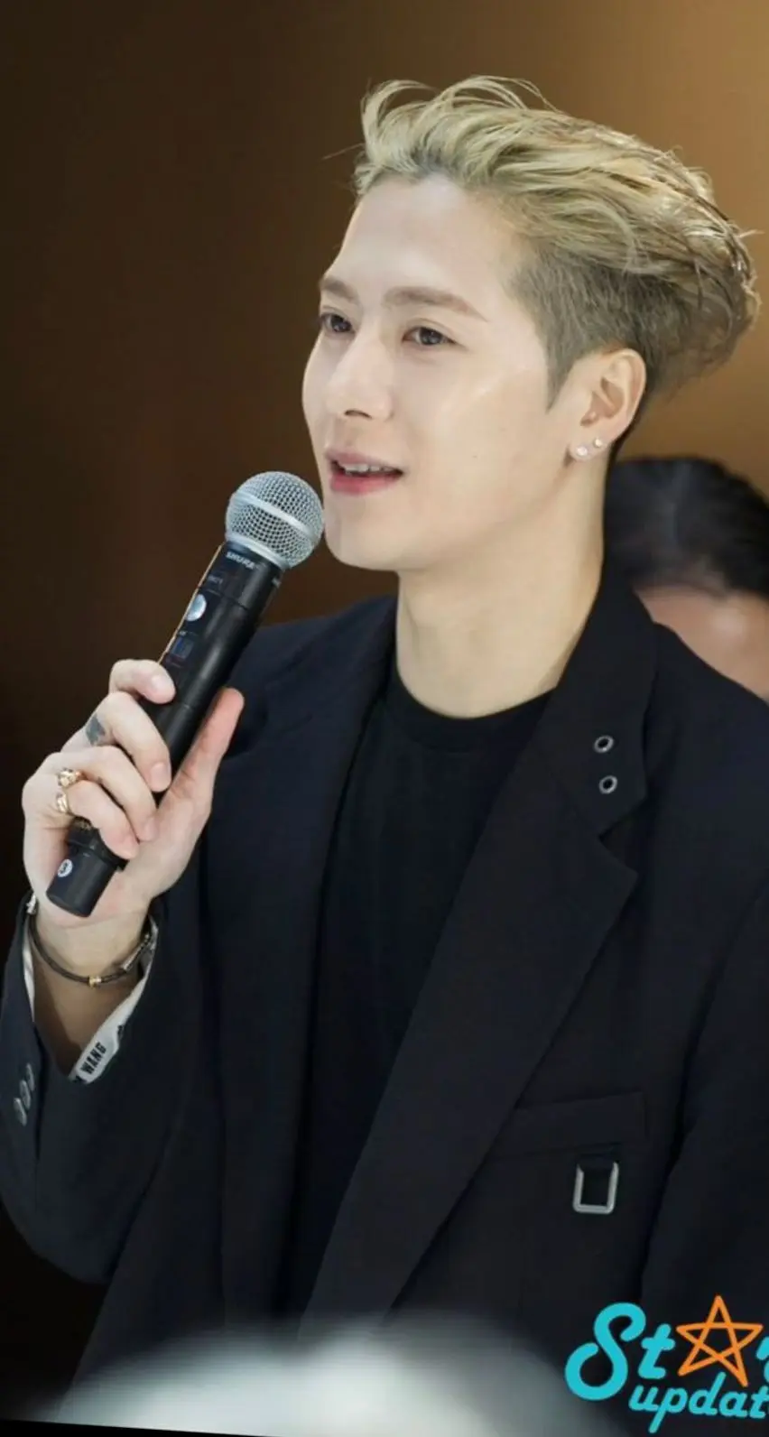 老公哥今天又帅了。是谁还不知道油管有直播