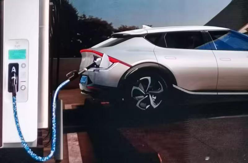 汽车[超话]  超30%纯电车主后悔购车想重选燃油车：新能源汽车产业发展迅速，截