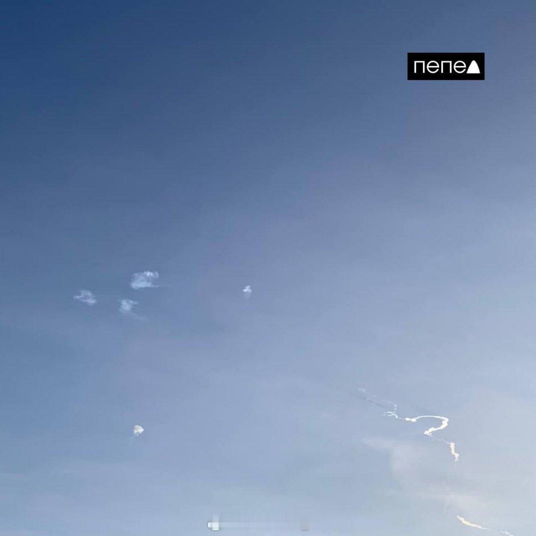 别尔哥罗德州，俄军防空系统拦截乌军发射的一批GMLRS制导火箭弹。 