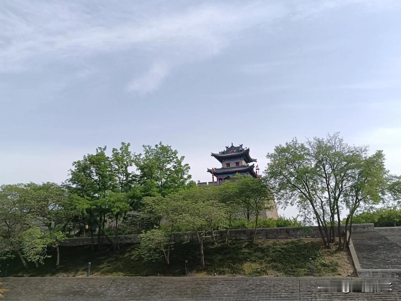 风停了，出去看看，空气中弥漫着灰尘和树木的飞絮，呼吸不新鲜空气，喷嚏打的停不下来