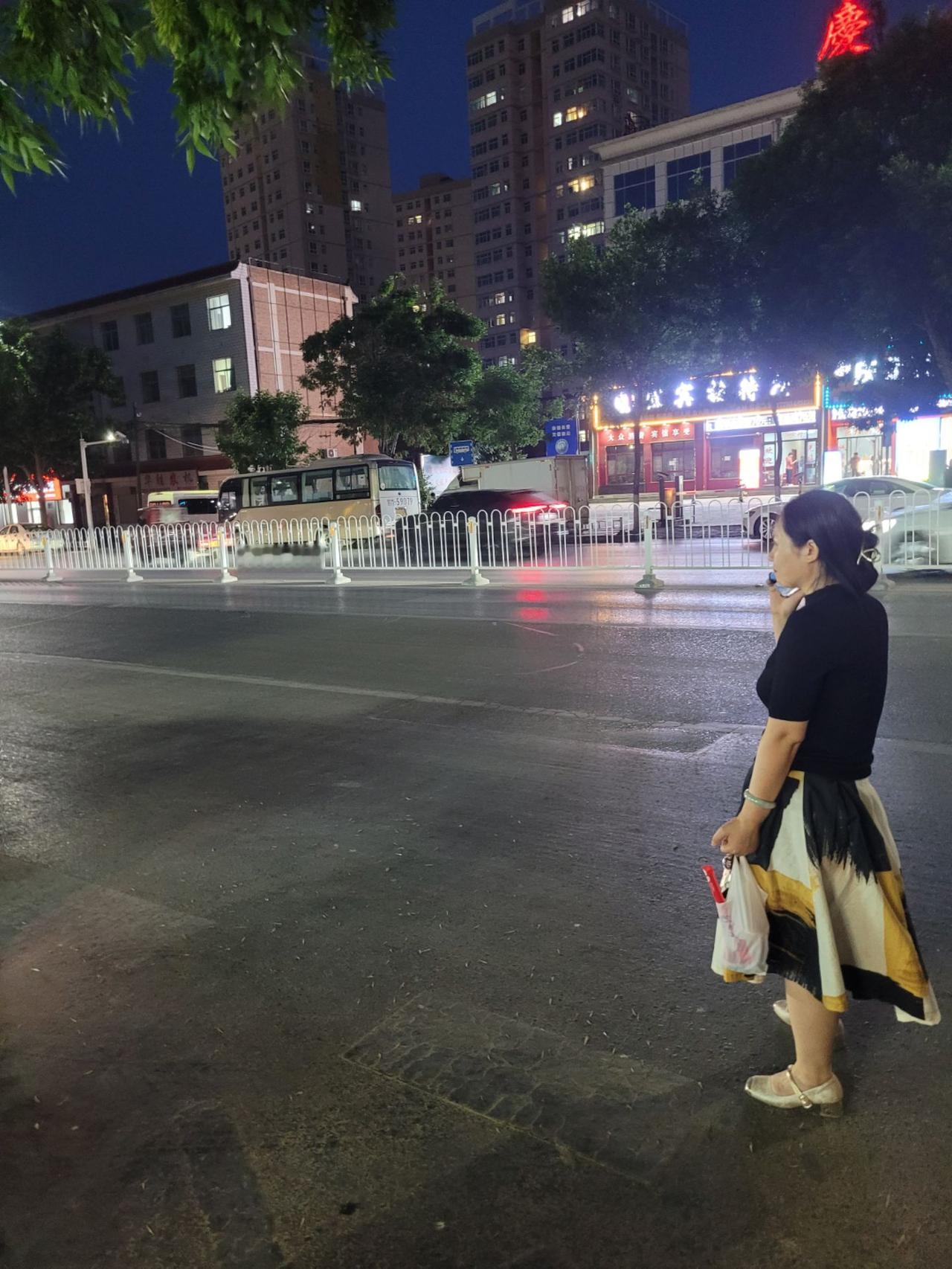 刚结婚不久，有一天婆婆炒的菜里加了香菜。我老公随口说了一句：“我媳妇不喜欢吃香菜