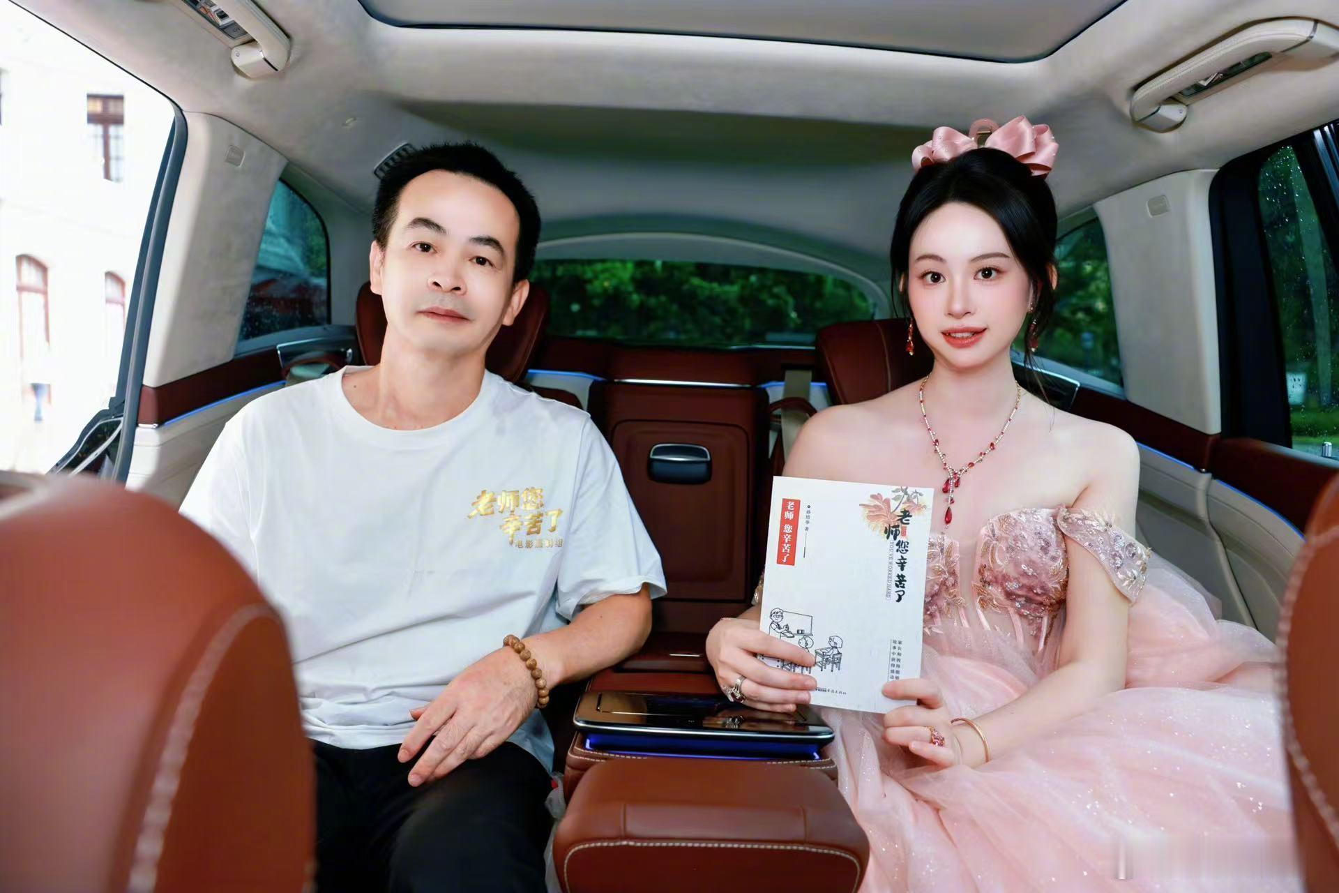 女儿圆父亲电影梦女儿把父亲手稿搬上大银幕 由演员李健领衔主演的电影《老师您辛苦了