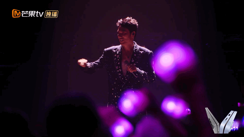 #是林依轮还是林更新#  林依轮在《披荆斩棘 4》的舞台上大放异彩，唱跳俱佳的他