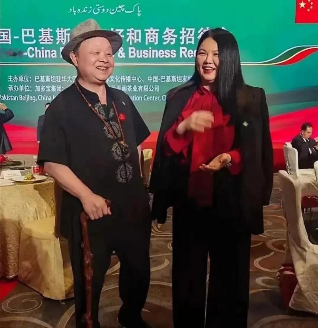 这照片里的女士真是好久不见了，一露面就让人惊讶不已，原来她悄悄变圆润了好多，看起