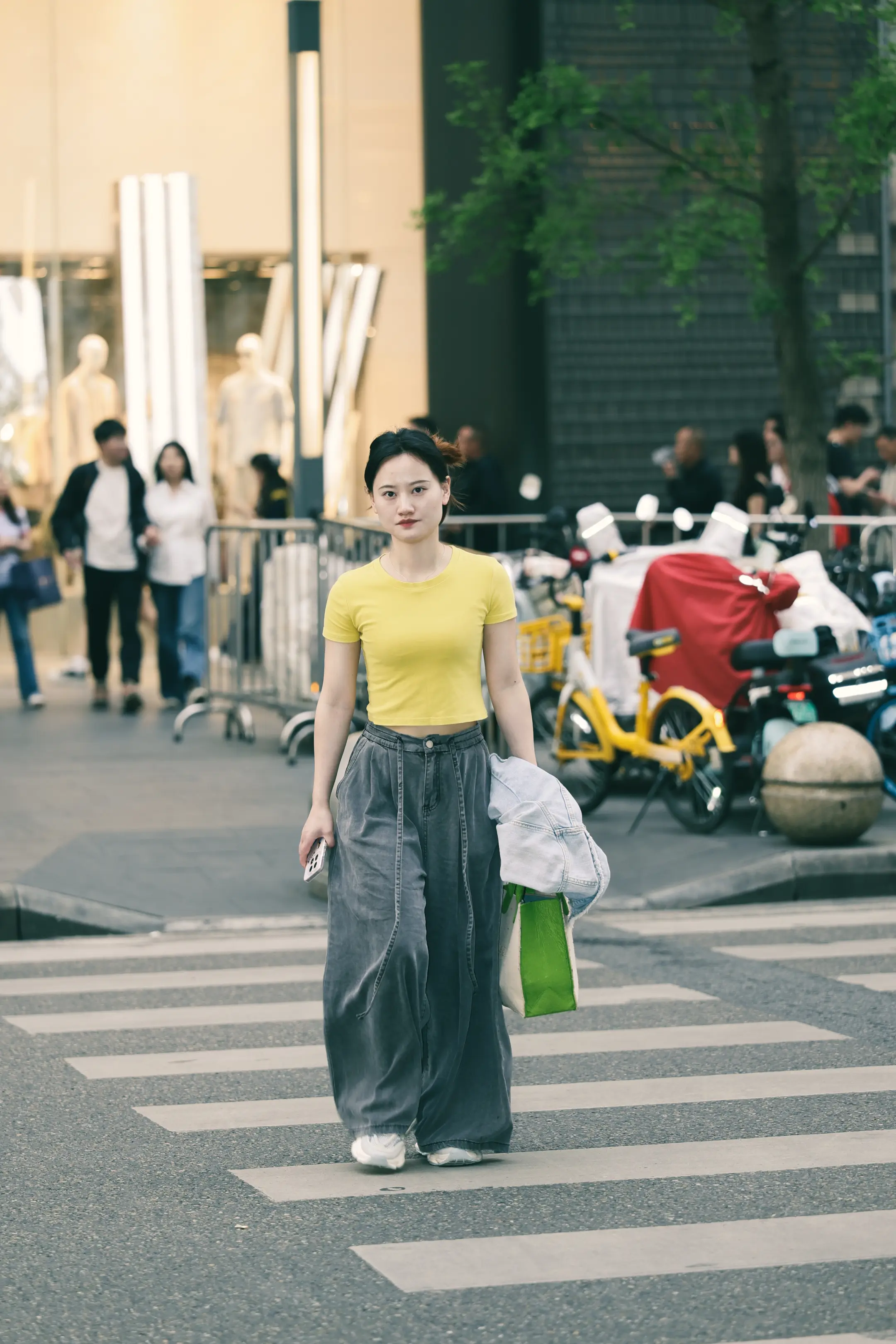 街角温柔序章。慢踱在热闹街巷，裙摆随风轻扬，把普通日常，走成浪漫诗行✨