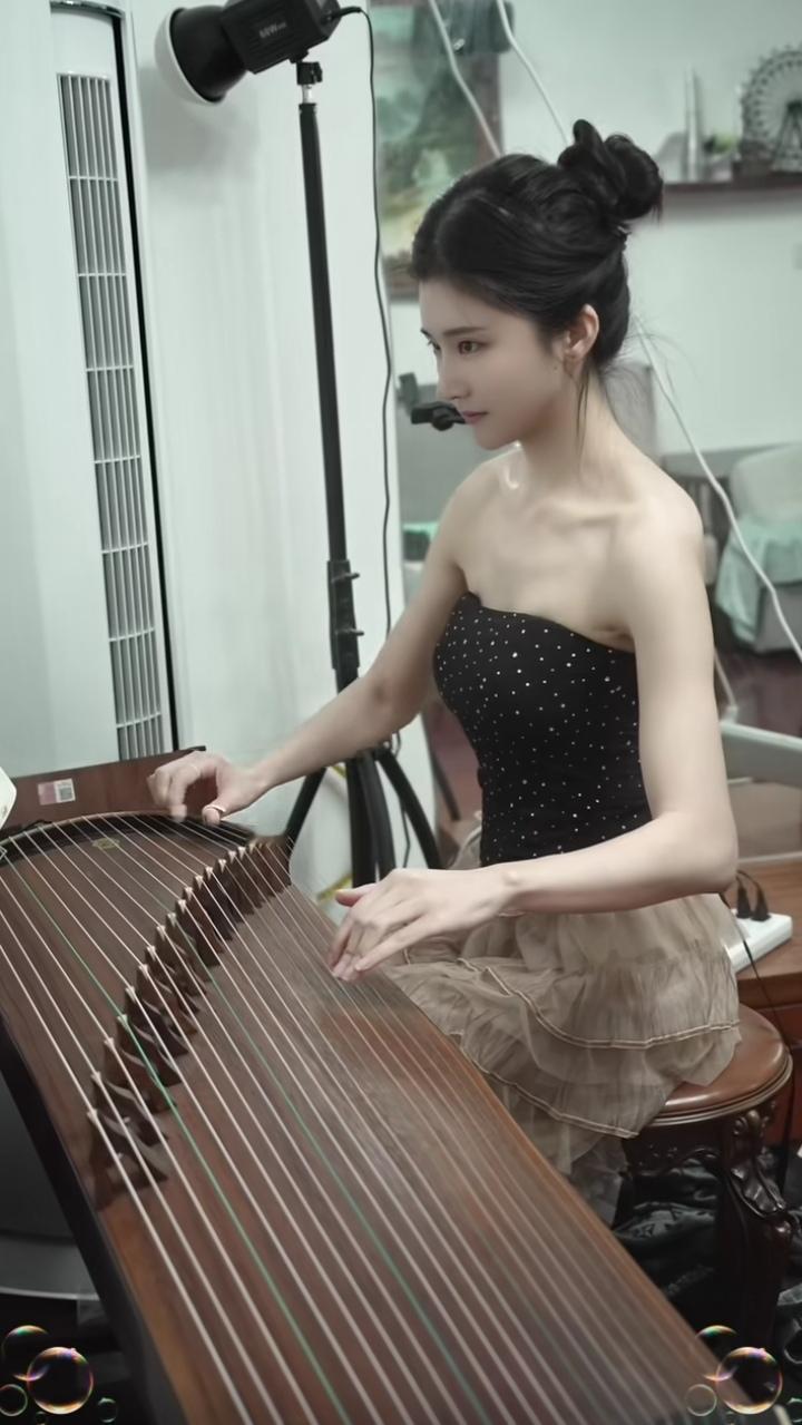 十年灯火对青山，
一入风尘两鬓斑。
今夜江湖听雨客，
 ———————
我出下句