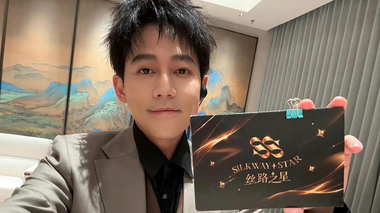 苏醒拿起央视丝路之星的邀请函，他的身份地位立马变了！

那一刻，苏醒不仅仅是歌手