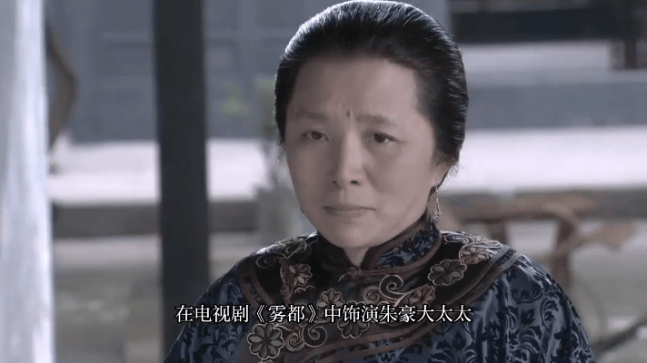 在2025年热播的剧集《生万物》里，迟蓬所饰演的山东老太简直就是“人间烟火本烟”