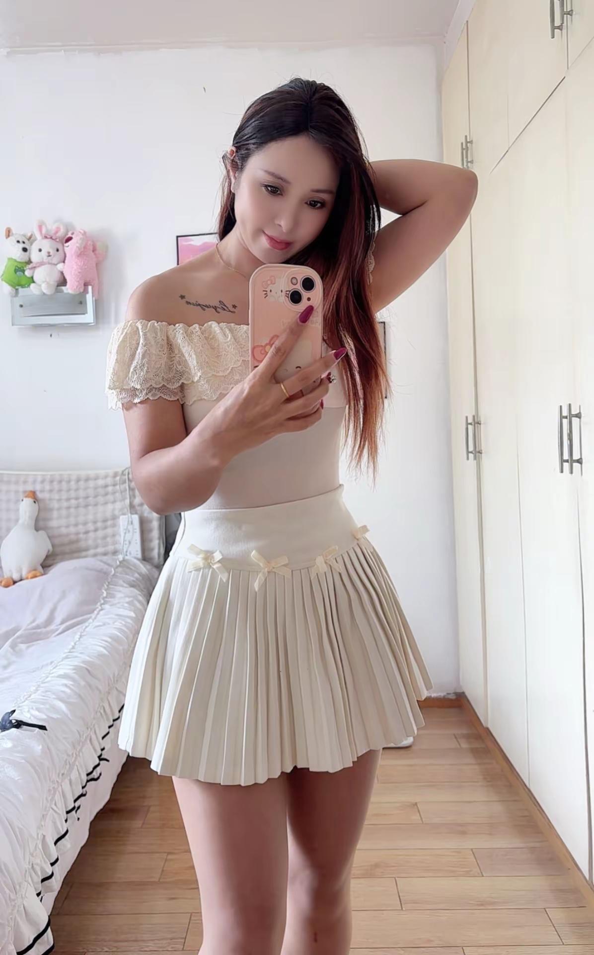 我的婚姻观很简单：不出轨、有上进心、不家暴、有责任心、不欺骗我。有钱多花，没钱少