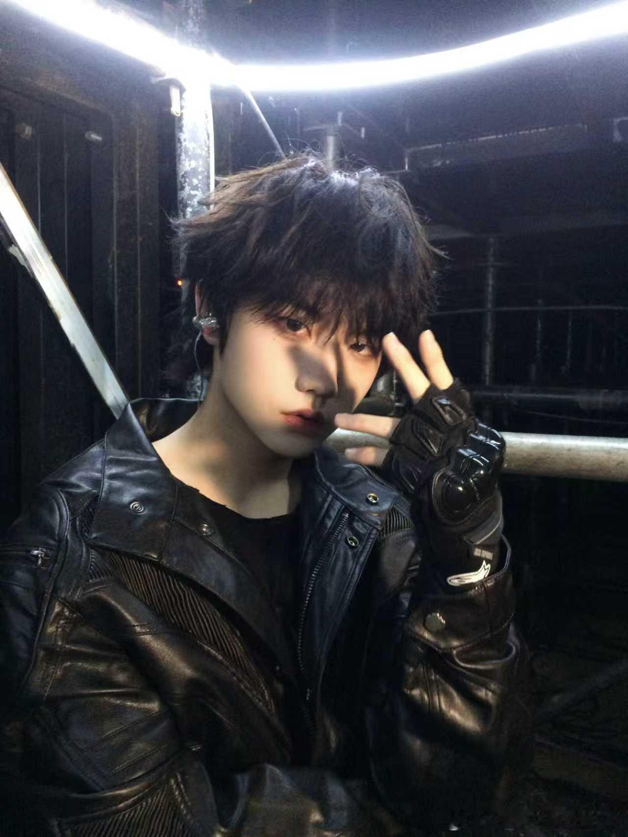 张子墨音乐节后台随拍张子墨音乐节后台随拍来啦！黑色皮衣造型好帅呀~ ​​​