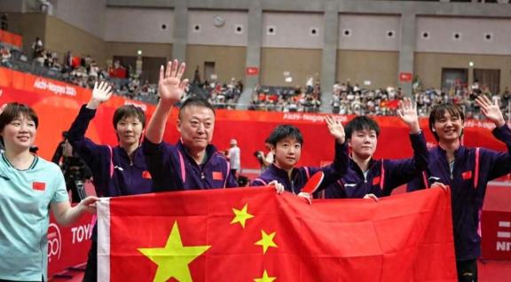 女团碾压日本夺冠，创造三个历史，孙颖莎还是太权威了，对比之下，男团缺点太明显。