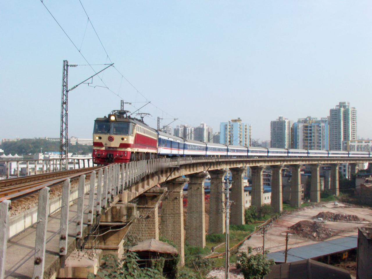 随便翻出一张2010年拍摄的照片，那是重庆铁路枢纽梨菜线梨树湾大桥，重庆开往北京