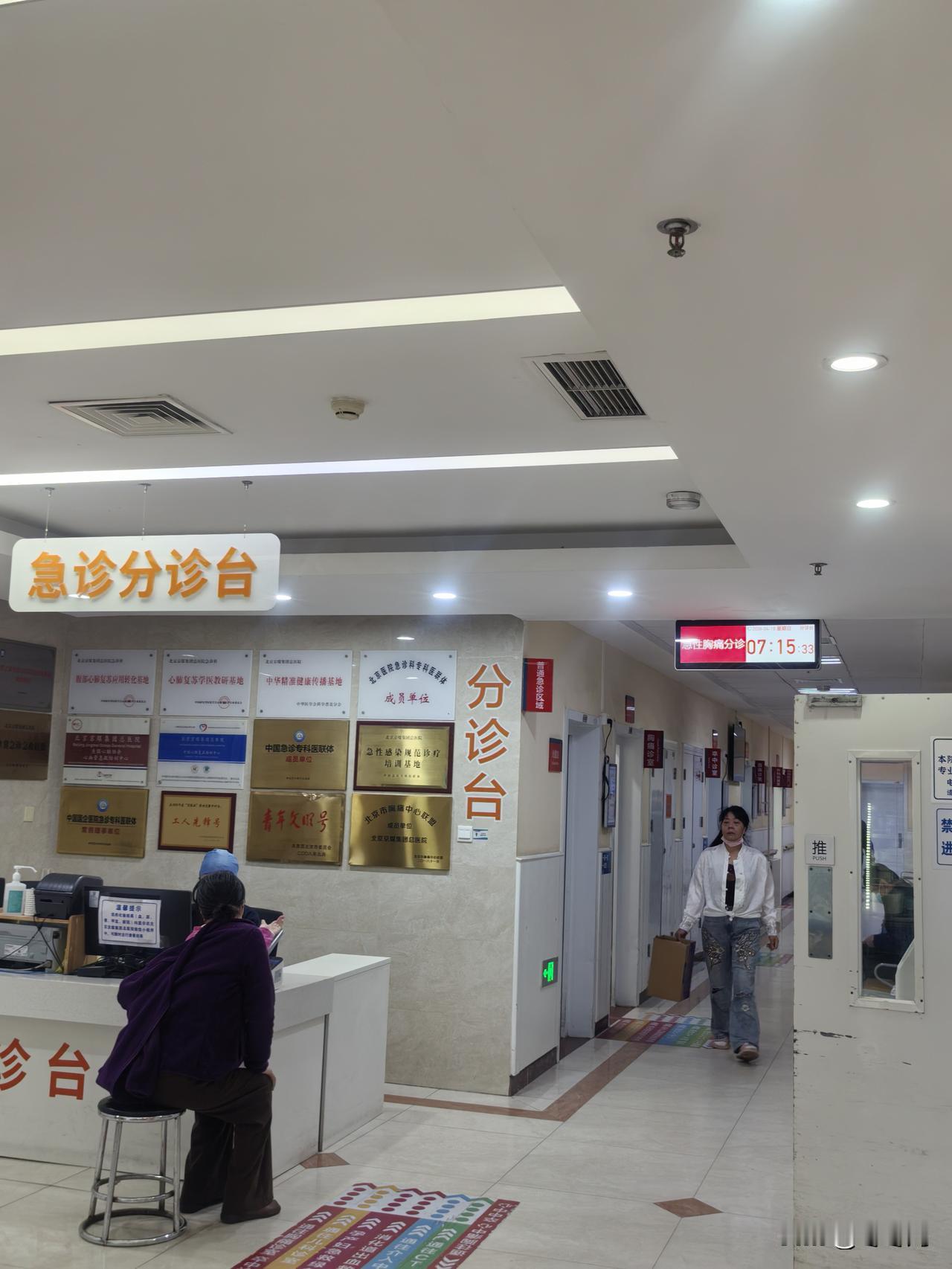 闺女又生病了
     前几天我去学校参加家长开放日，教室里有好几个小朋友咳嗽，