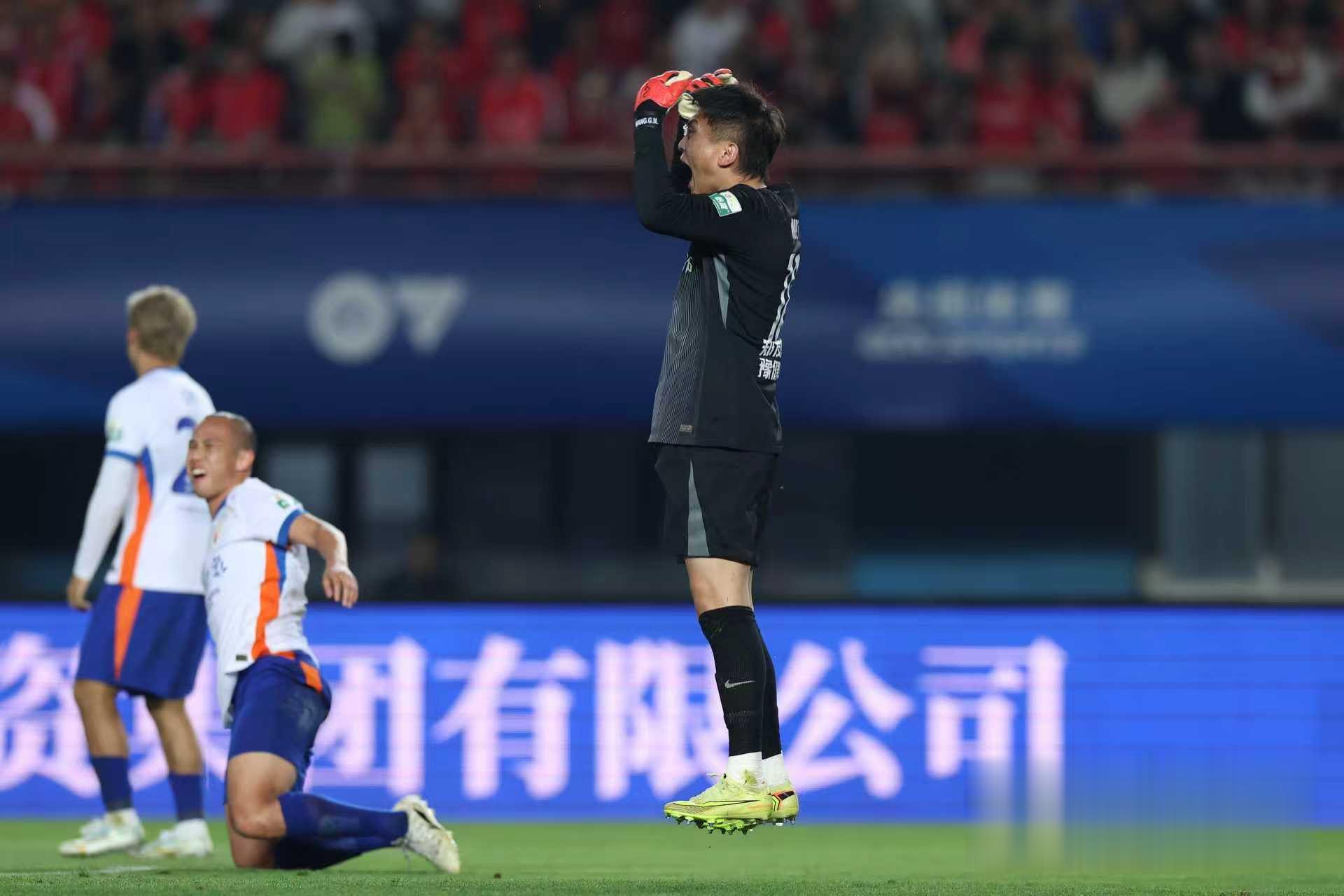 出击失误致丢球，王国明赛后社媒向球队与球迷道歉：对不起