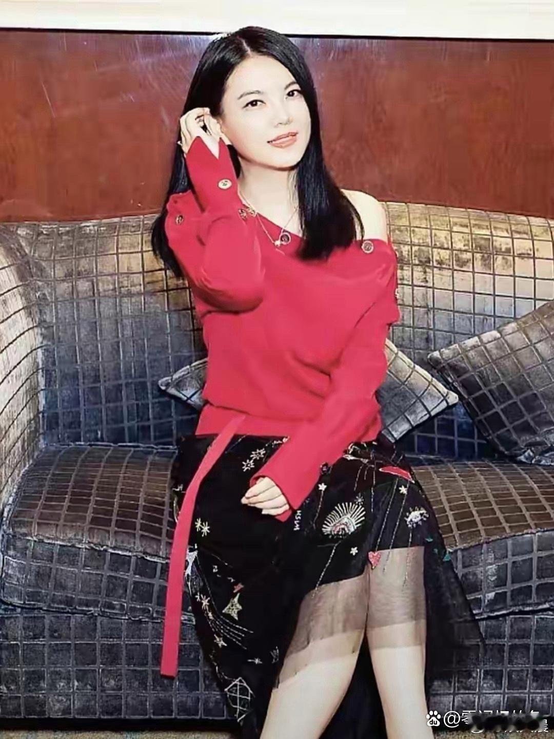 回望李湘的青春时光，年轻时的她美得很有辨识度，五官精致自带气场，难怪让人印象深刻