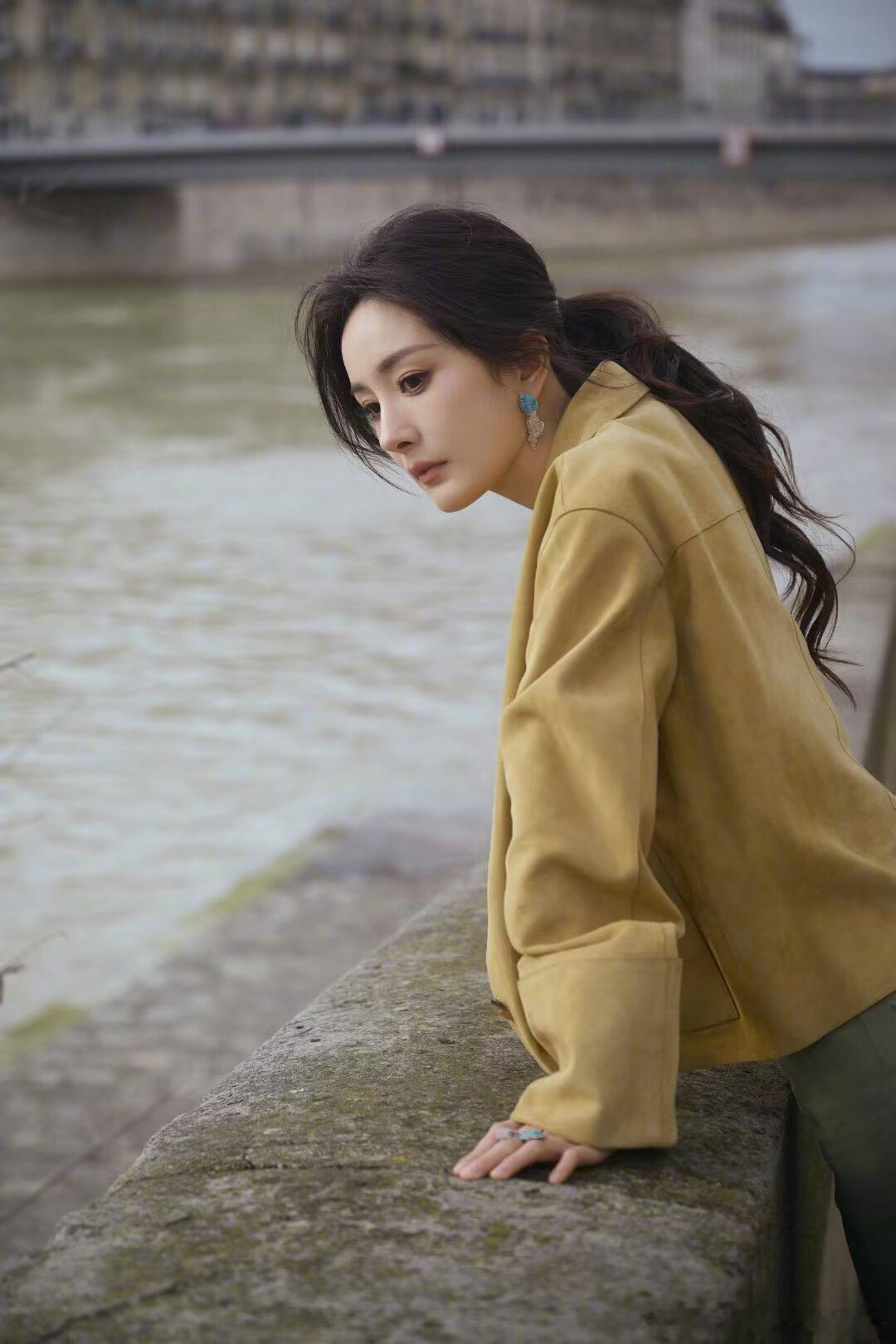 杨幂[超话]  🦊杨幂公牛品牌全球代言人 也许没办法成为大家的光，那么希望贺峻