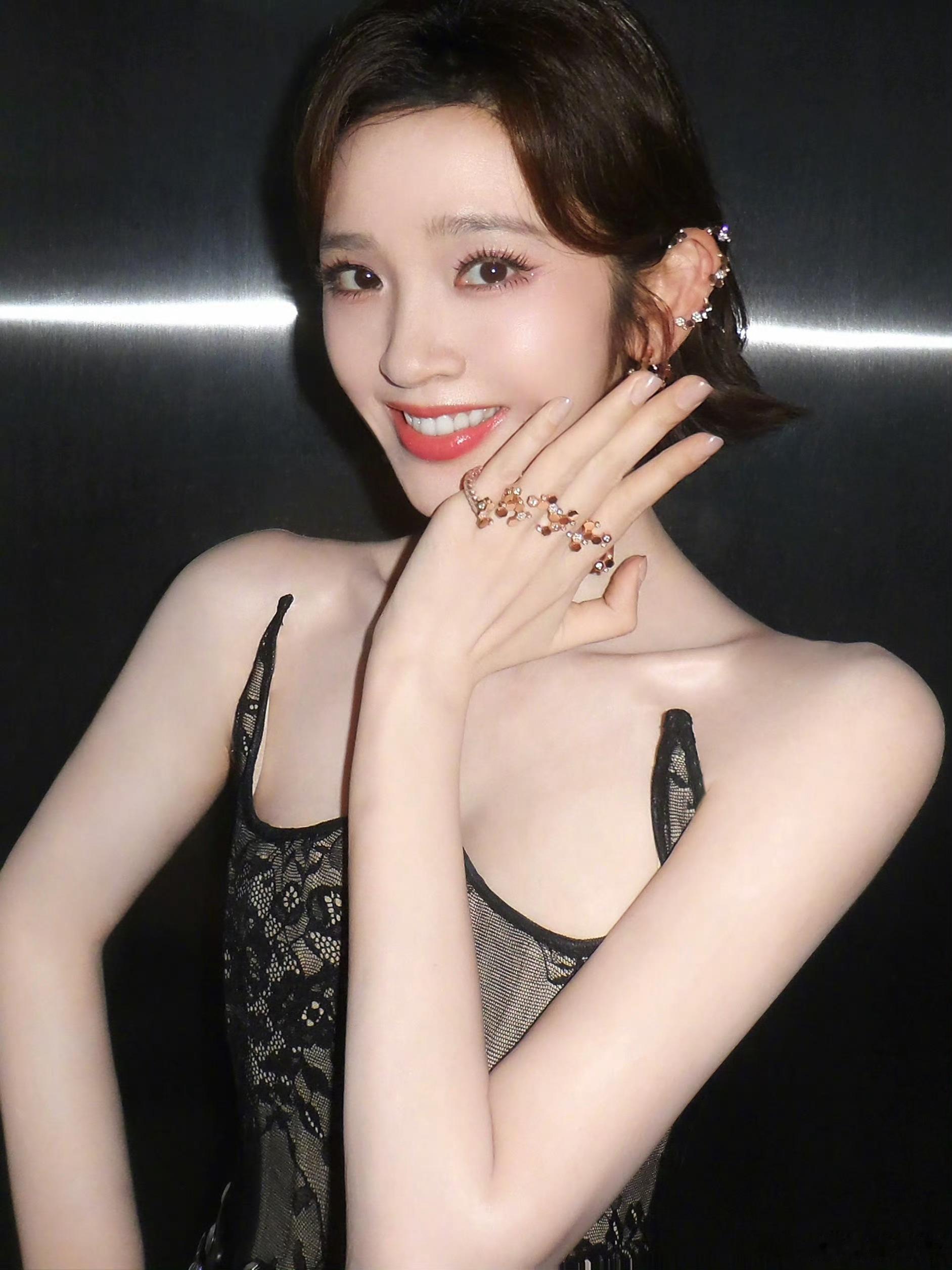 唐艺昕直播被叫妈妈 直播间弹幕满屏妈妈，唐艺昕给出超宠溺反馈，没有明星架子，鲜活