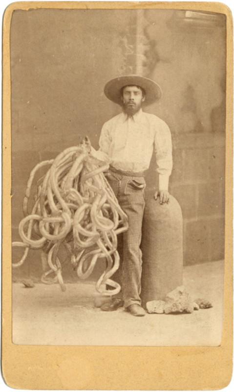 一张修复并上色的1870年照片，照片来自Cruces y Campa收藏，描绘了