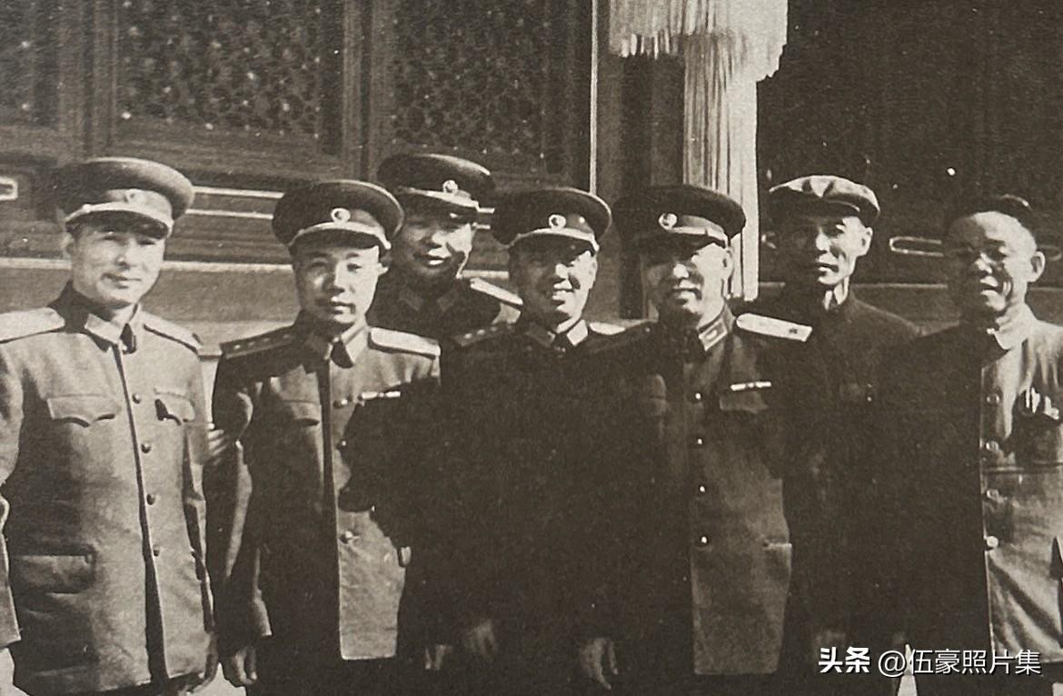 1959年10月1日，中华人民共和国成立十周年庆典在天安门广场隆重举行。阅兵式和