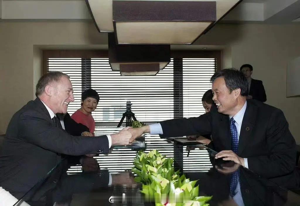 李涛，Gucci算是最亲中的奢牌之一么？所属的开云集团买下兽首无偿归还中国，不偷