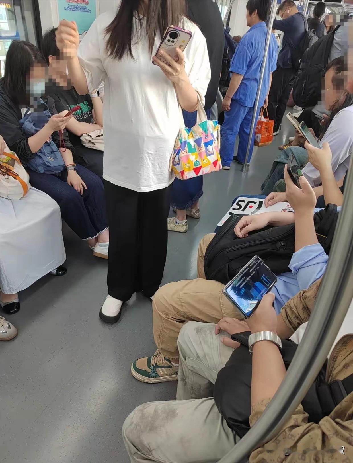 继续聊聊上海地铁车厢里的各种乱像！在今年夏天，有上海网友在地铁车厢里拍摄到一位孕