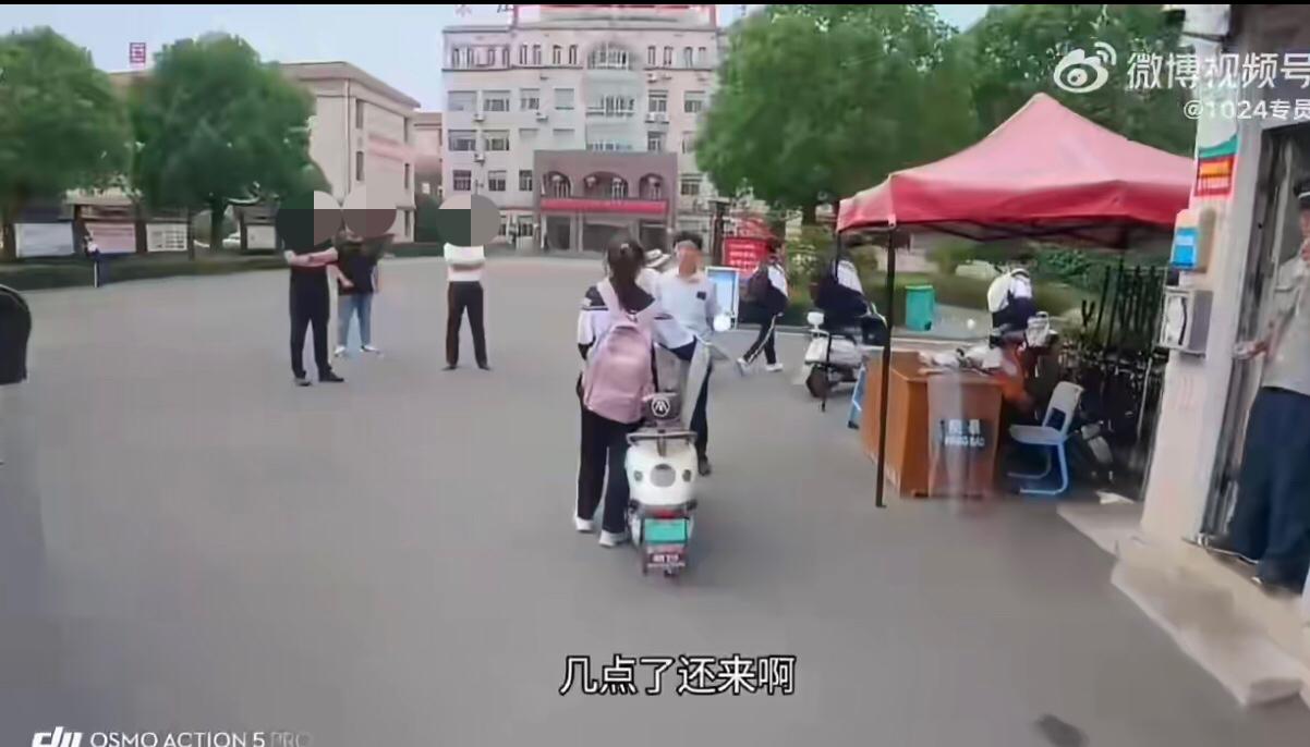学生不遵守校规校纪，被老师批评不是应该的吗？怎么老师还被说官威大！
近日山东枣庄