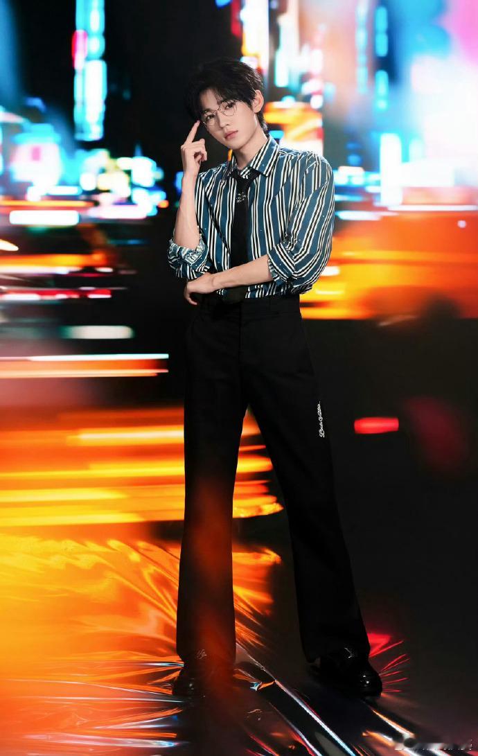 这套出图完全是s到没边了🥵🥣内场的学院风look也好帅啊，爱了爱了🥳娱乐娱