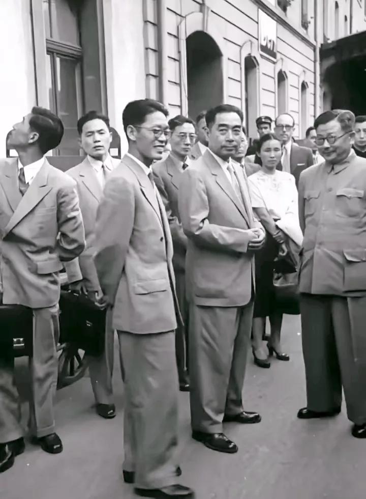 珍贵的历史照片。
这是一张周恩来总理和一行人，参加国际会议时留下的一张珍贵合影。