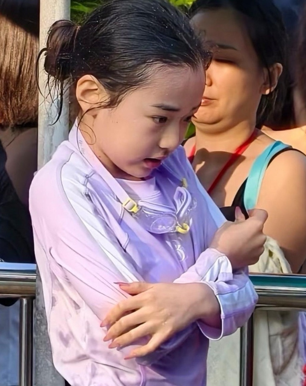 这是董璇的女儿小酒窝吗？她才九岁就做这么长的美甲了吗… 