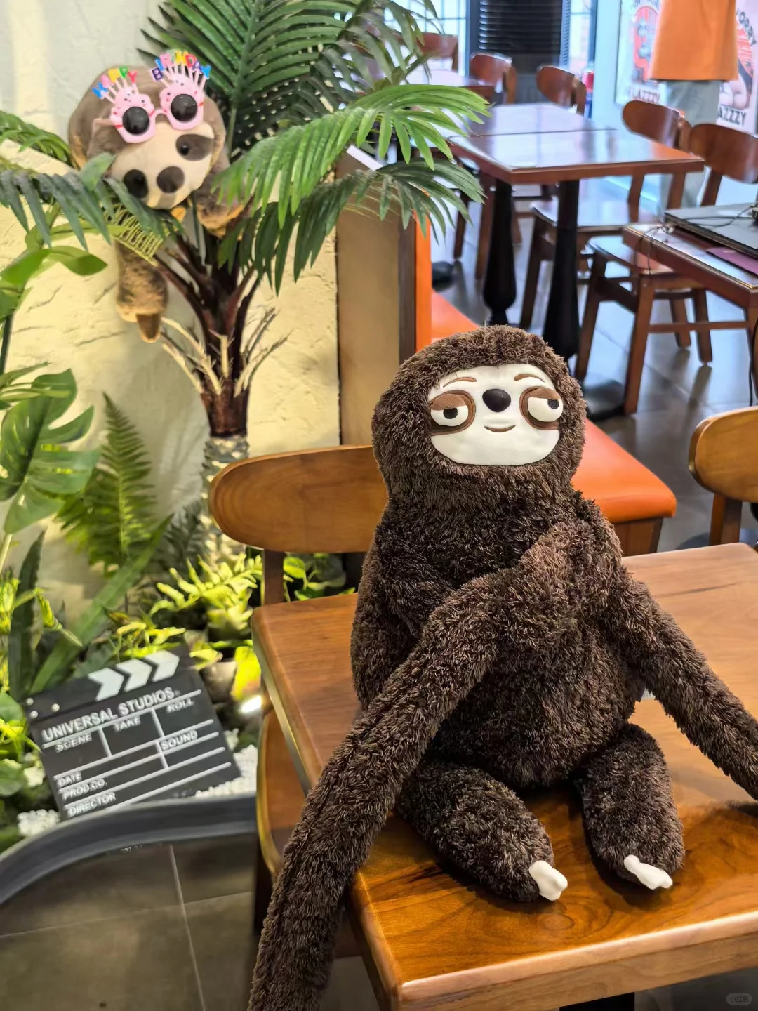 吃饭还有小玩偶陪呢！