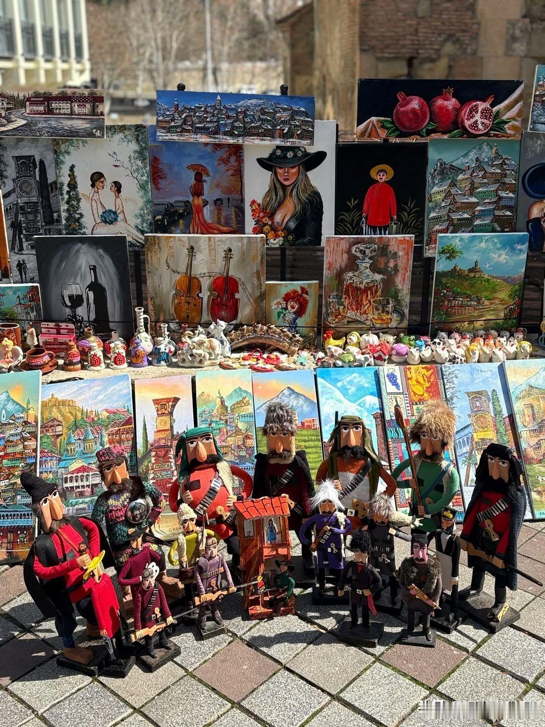Rustaveli地铁站旁的街头画家说，他卖的都是亲手画的。
问了下价格，巴掌大
