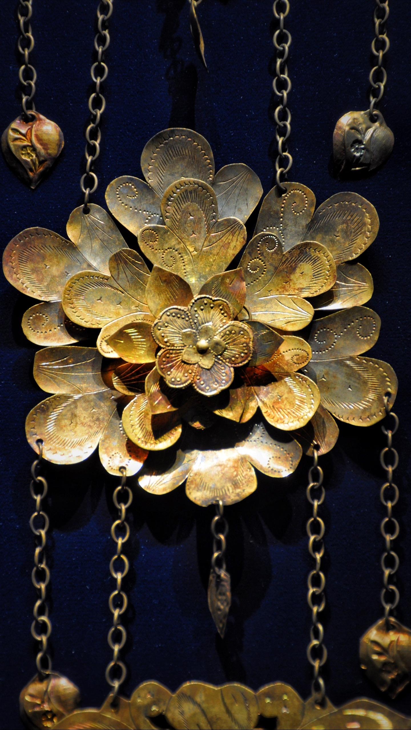 民国·鎏金花蝶纹银挂饰。君不见昔时李生好客手自煎，贵从活火发新泉 又不...