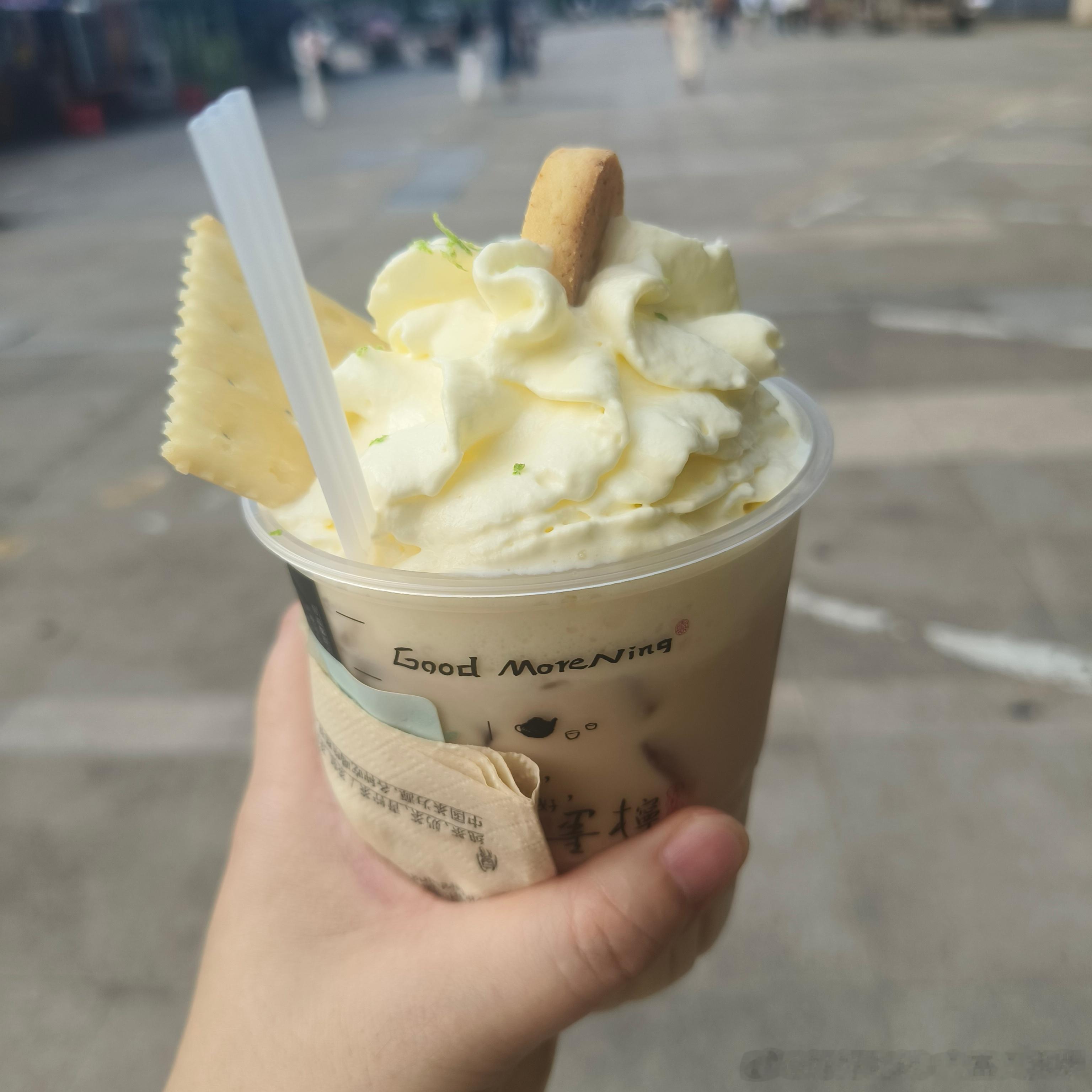 顶着下午的大太阳去买了一杯古德墨柠的爱老虎油，没什么～就是突然很想喝了～ 
