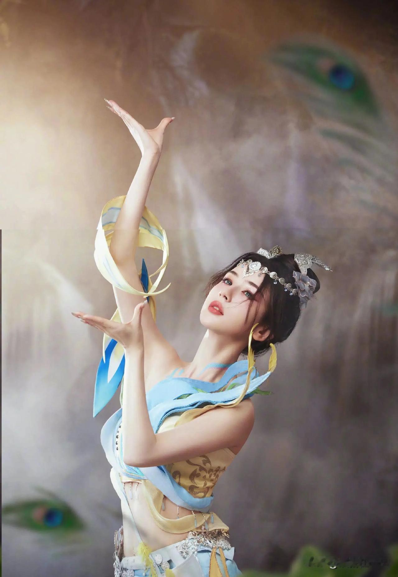 哈尼克孜在社交平台上晒出一组美照，她cos游戏人物甄姬，仿佛化身孔雀公主翩翩起舞