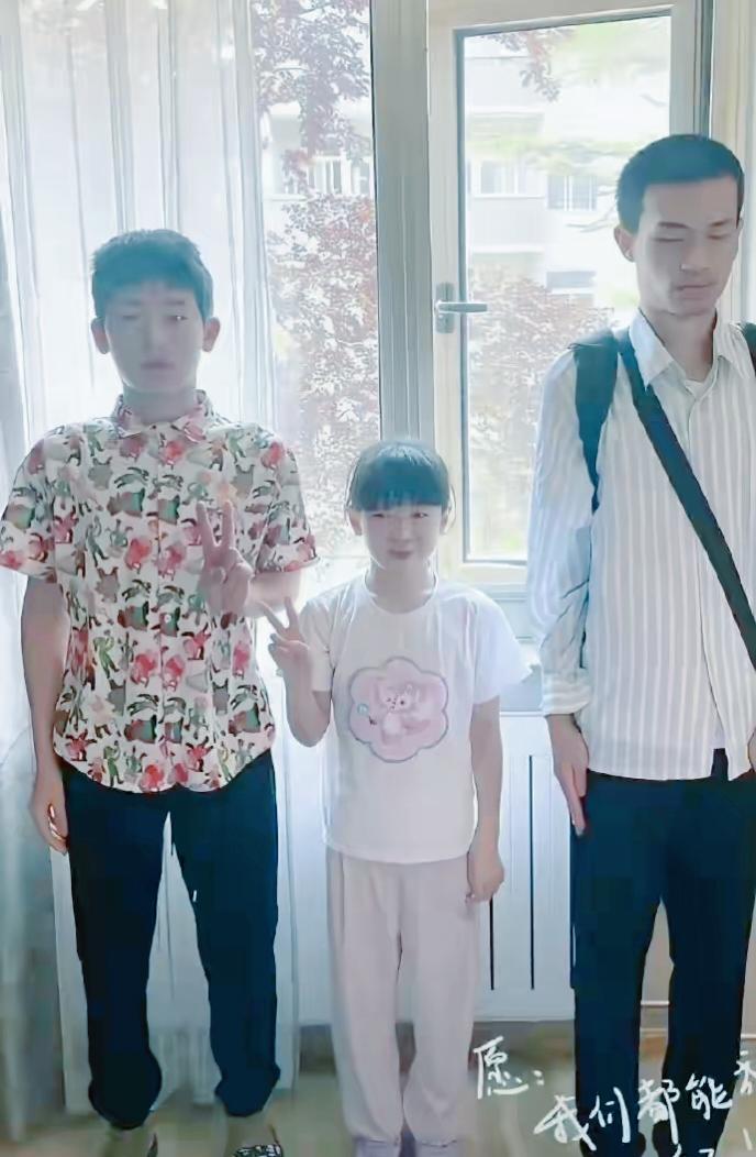韦神不愧是韦神，和外甥合影都这样，只适合搞学术，不适合社交 ​​​。