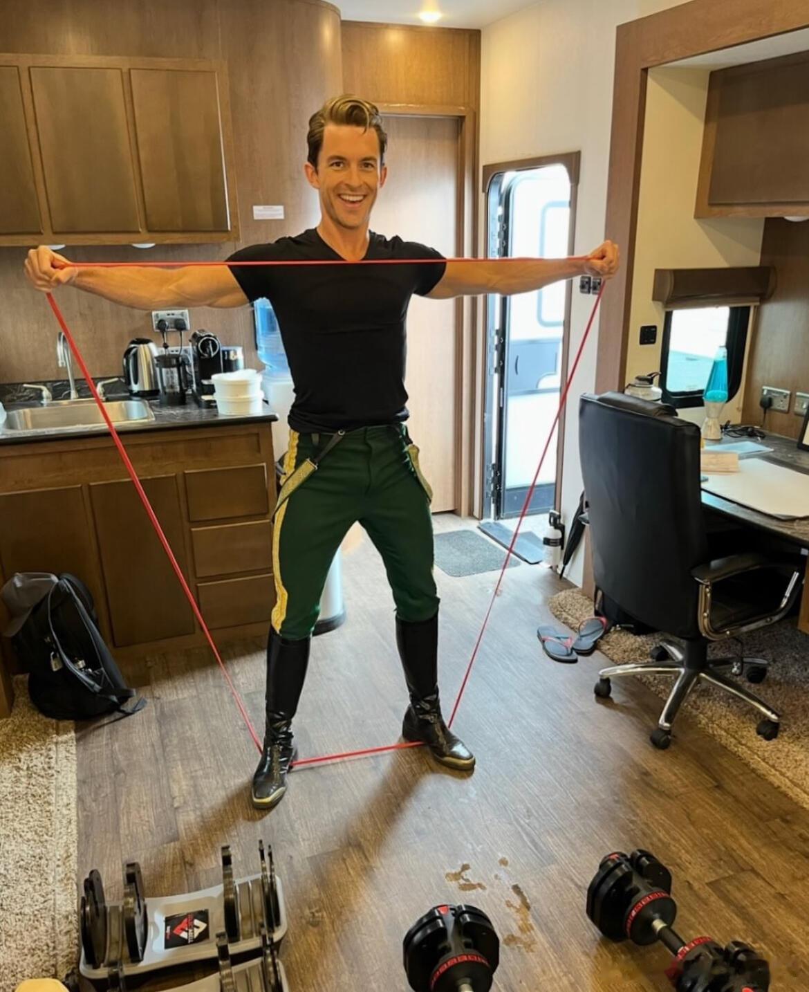 乔贝贝随处大小健，在《魔法坏女巫2》剧组也不忘健身 🏋️跨年电影愿