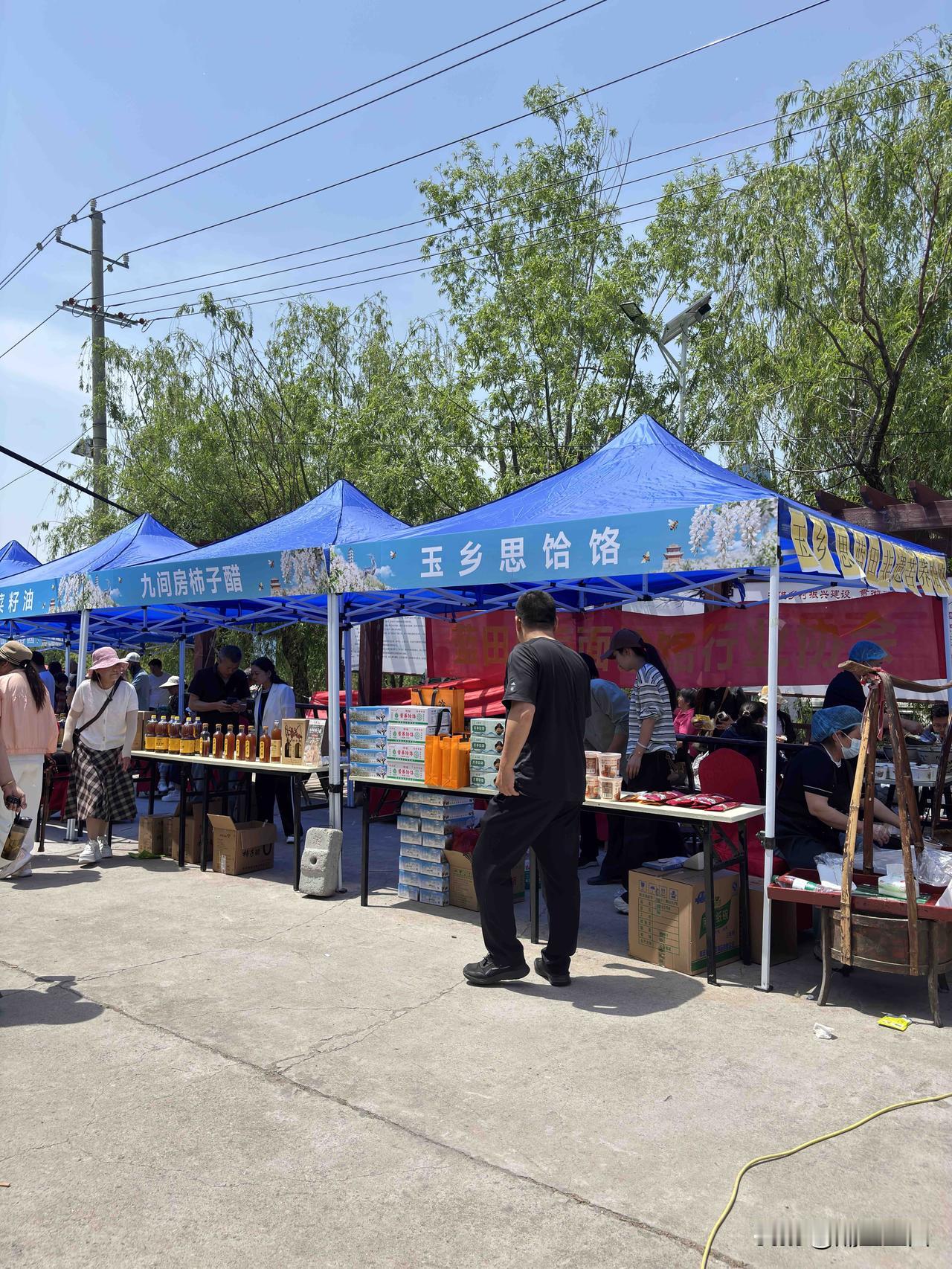 昨天周末，蓝田里峪湾村热闹非凡，来这里的游客很多，强强书记一句，响午饭来了，取碗