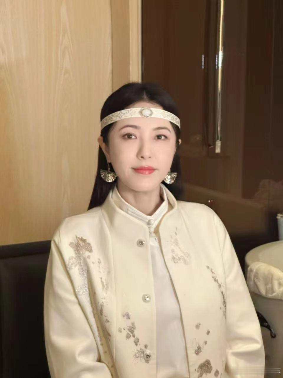 曾黎的抹额火到了国外  曾黎以一抹额装扮亮相国外，不仅赢得了外国朋友的赞赏，还激