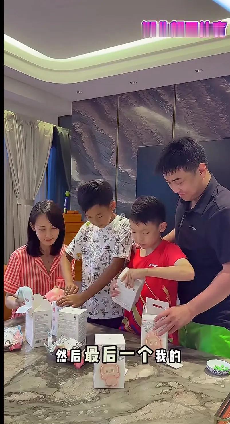 王浩一流教练。让人佩服。还有一个幸福可爱的两个大儿子。媳妇儿还那么漂亮[赞]
队