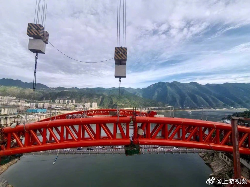 #巫山龙门复线桥预计2027年通车#【#巫山龙门复线桥钢拱肋安装完成# 预计20