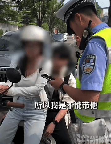一名女子骑着电动车，载着男友，在路上被执勤交警拦下，只因为她违法了。起先，她以为