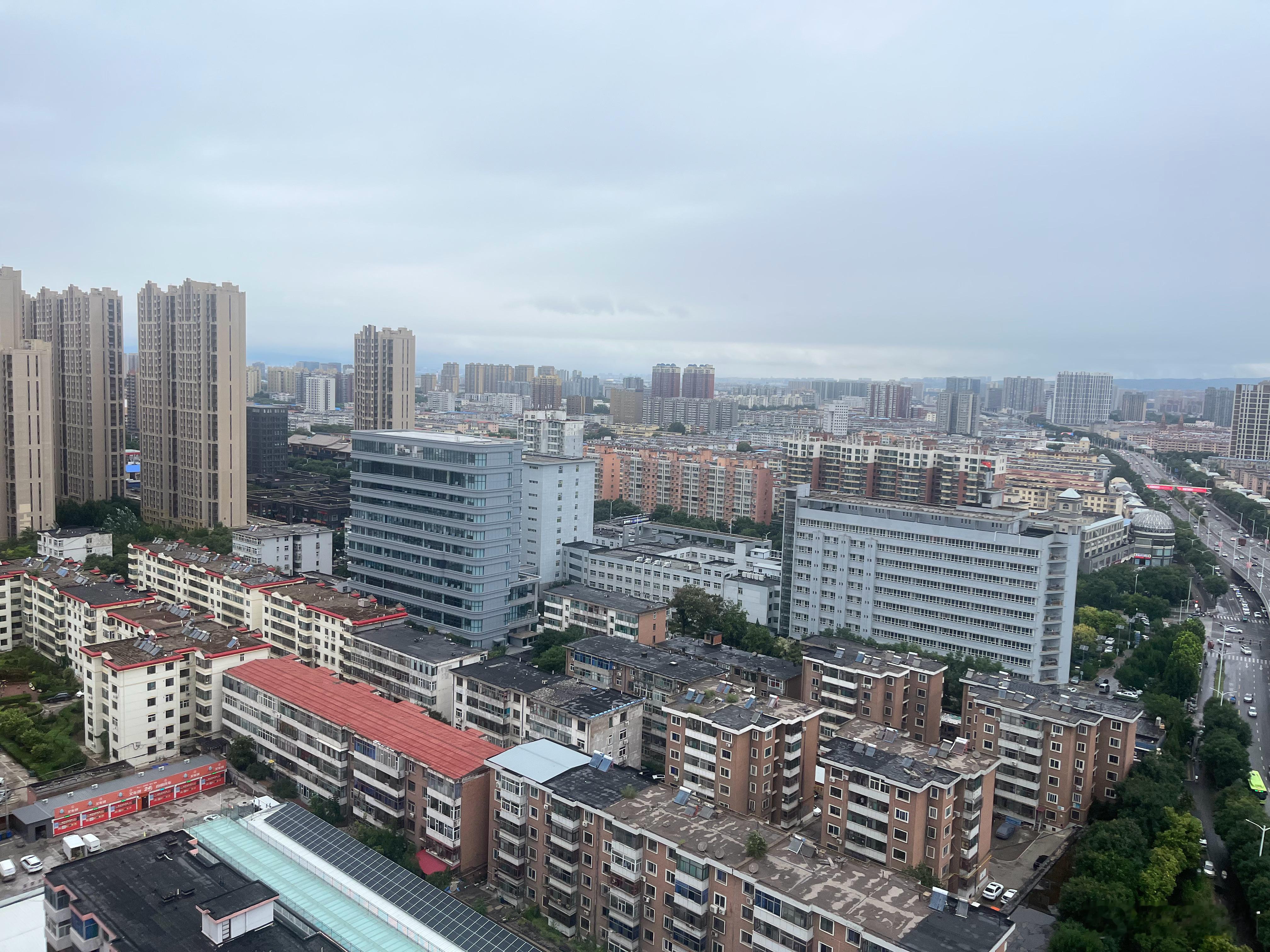 格外钟情北方雨后的光景。一场雨落下来，荡尽尘世浮尘，空气清冽通透。天地之间能见度