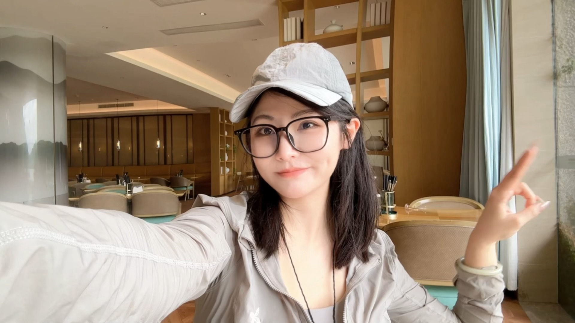 等姐妹吃饭，哇塞～我以为女明星来了[春游家族] ​​​