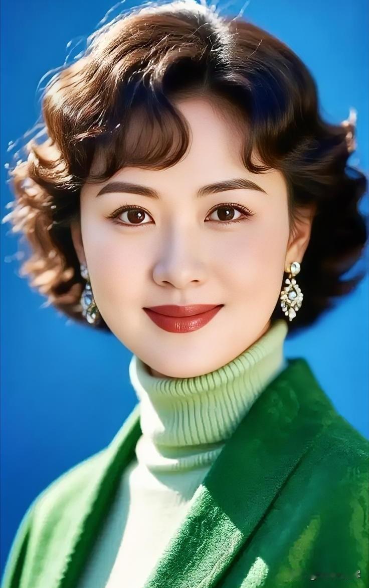 蓝底映温婉，卷发藏柔肠，一抹笑，暖了时光。