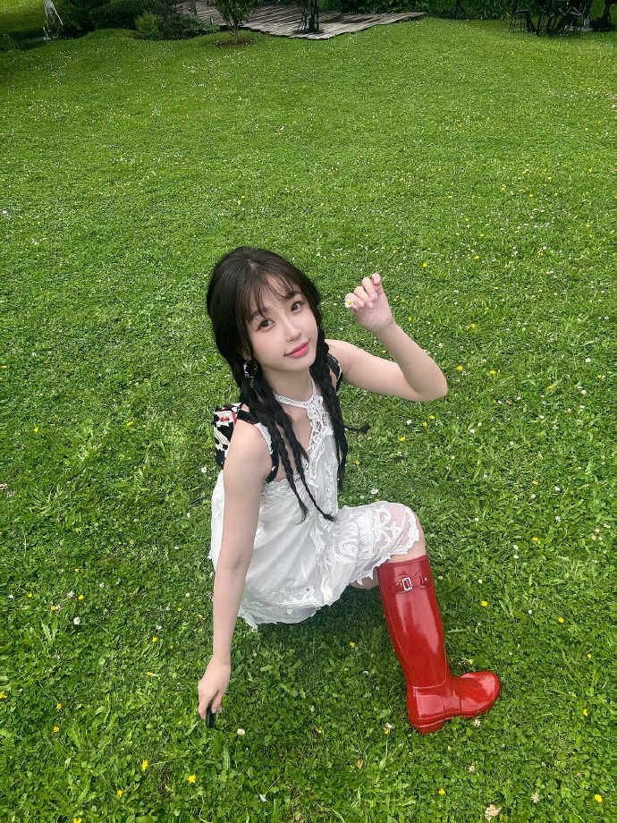 #虞书欣红色皮靴好A# 虞书欣中餐厅的造型太出彩，白色蕾丝裙与麻花辫的甜美，遇上