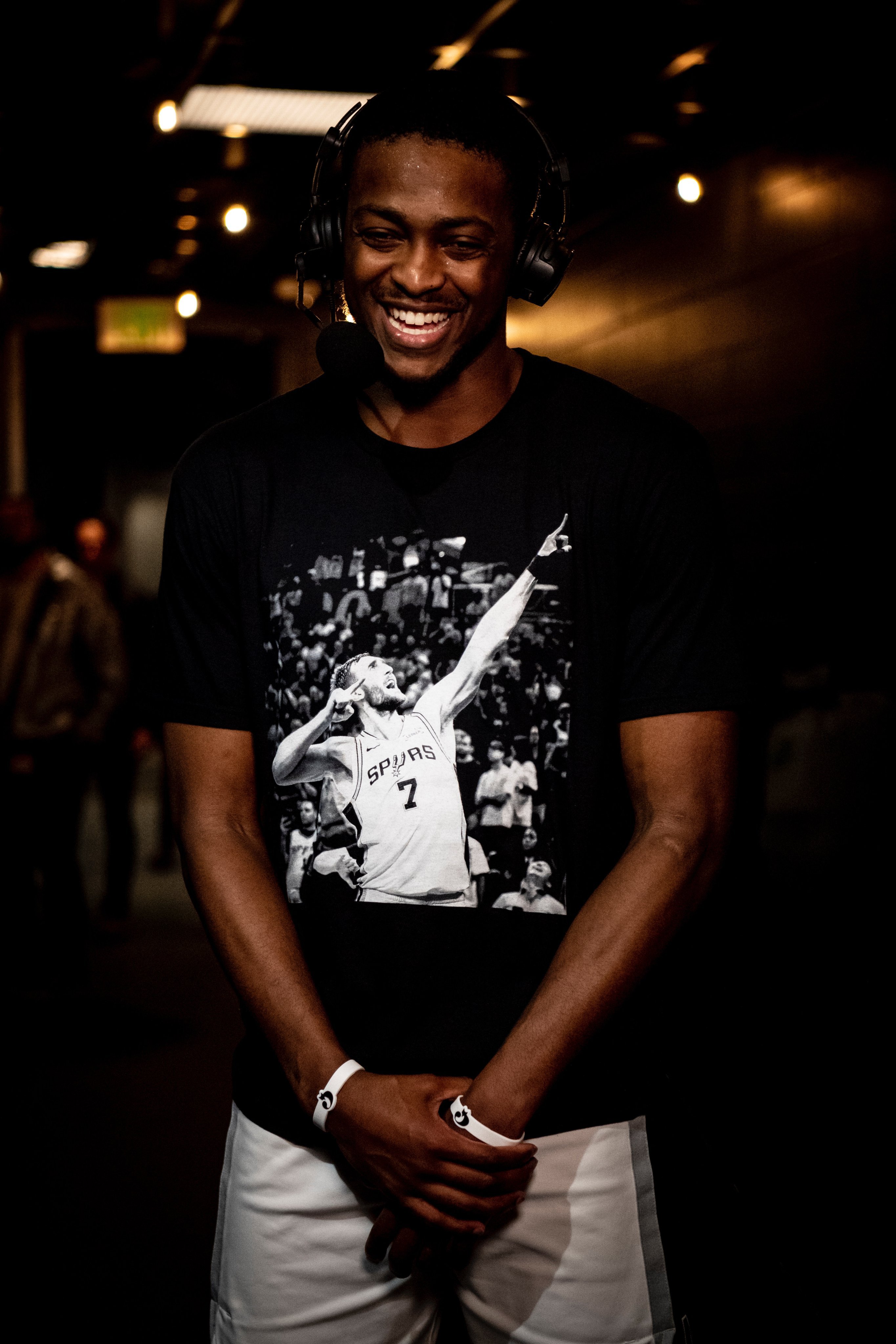 今天马刺球员都穿上了科内特的tee，这是对阵魔术绝杀封盖小瓦格纳后科内特的激情庆