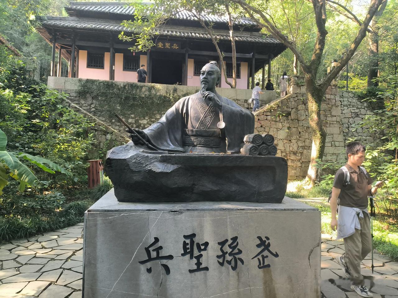 我和苏州穹隆山的故事。26年10月6日是阳光灿烂的日子。我一个人到苏州去玩，原来